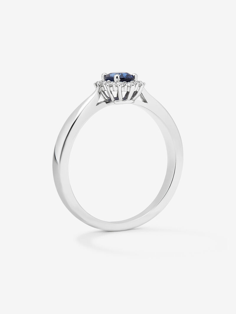 18K white gold ring with 0,82 cts oval-cut royal blue sapphire and brilliant-cut diamonds totaling 0,32 cts image number 4
