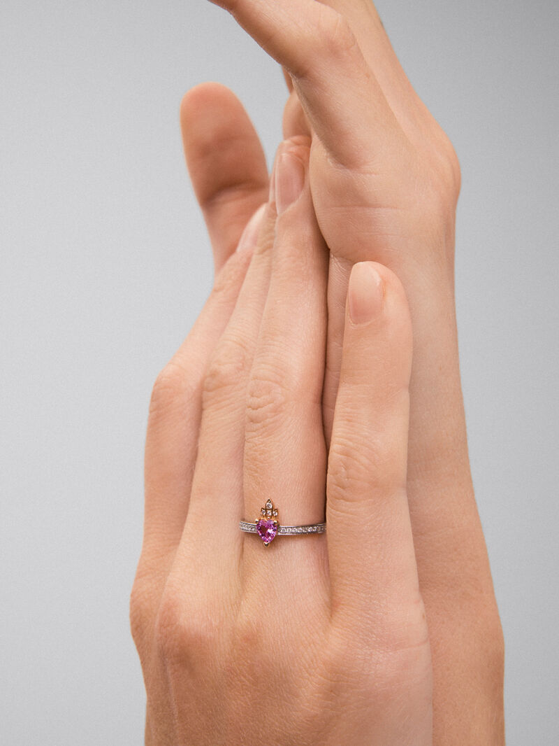 18K white and rose gold ring with heart-cut pink sapphire of 0.4 cts and 26 brilliant-cut diamonds with a total of 0.132 cts image number 1