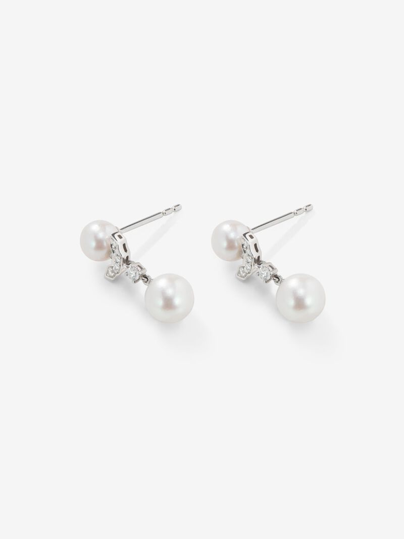 18K white gold earrings with 2 akoya pearls and 14 brilliant-cut diamonds with a total of 0.09 cts image number 4