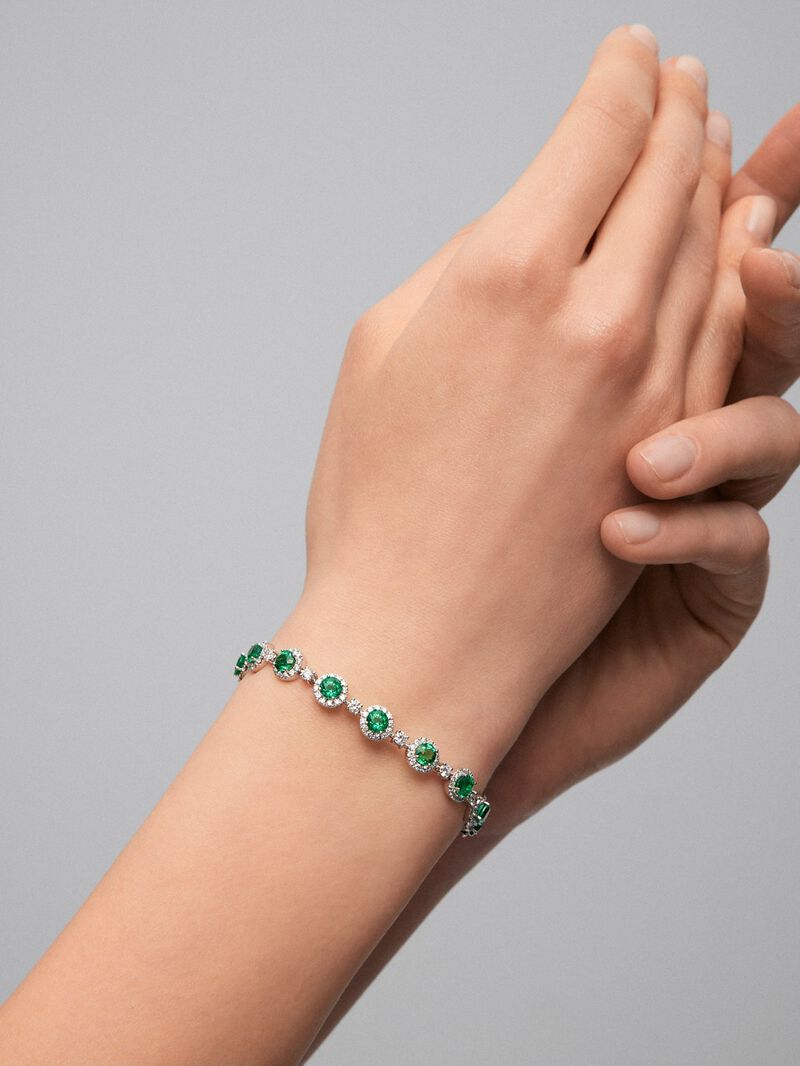 18K white gold bracelet with 16 brilliant-cut emeralds with a total of 5.58 cts and 208 brilliant-cut diamonds with a total of 2.73 cts image number 1