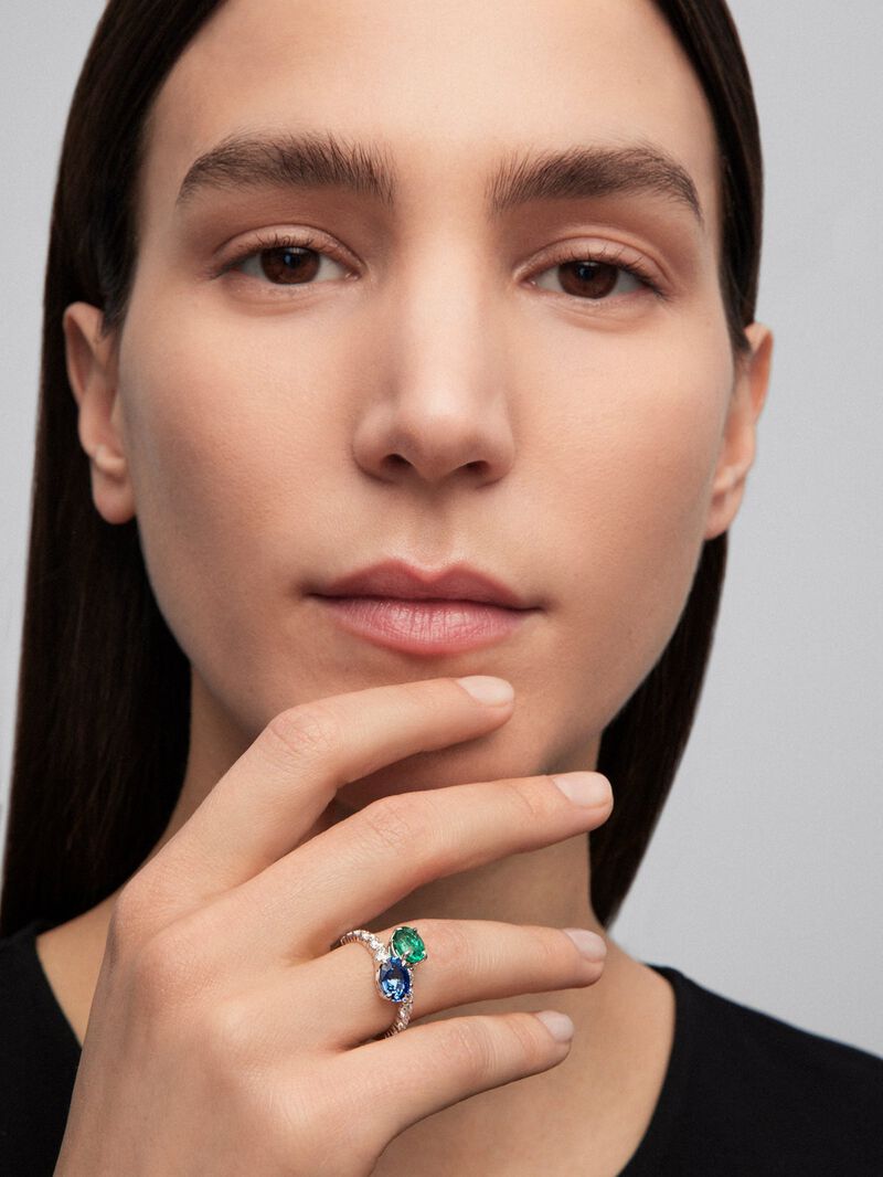 You and me ring in 18K white gold with oval-cut blue sapphire of 1.75 cts, oval-cut emerald of 1.28 cts and 12 brilliant-cut diamonds with a total of 0.25 cts image number 1