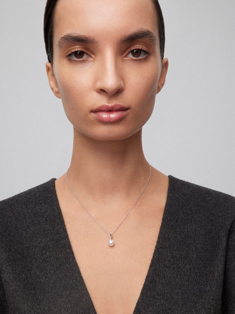18K white gold pendant with pearl akoya and 0.1 cts diamonds image number 1