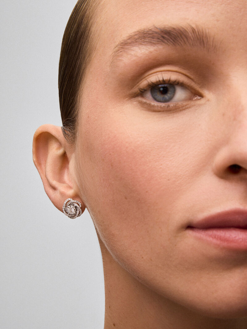 18K White Gold Flower Earrings with Diamonds image number 4