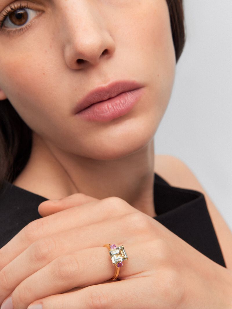 18K yellow gold triple ring with emerald-cut green amethyst of 2.53 cts and 2 princess-cut pink sapphires with a total of 0.41 cts image number 3