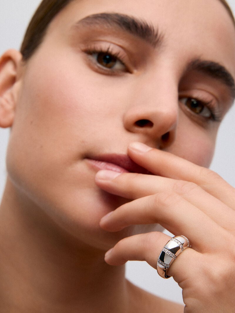 18K White Gold Ring with Brilliant-Cut Pavé Diamonds image number 3