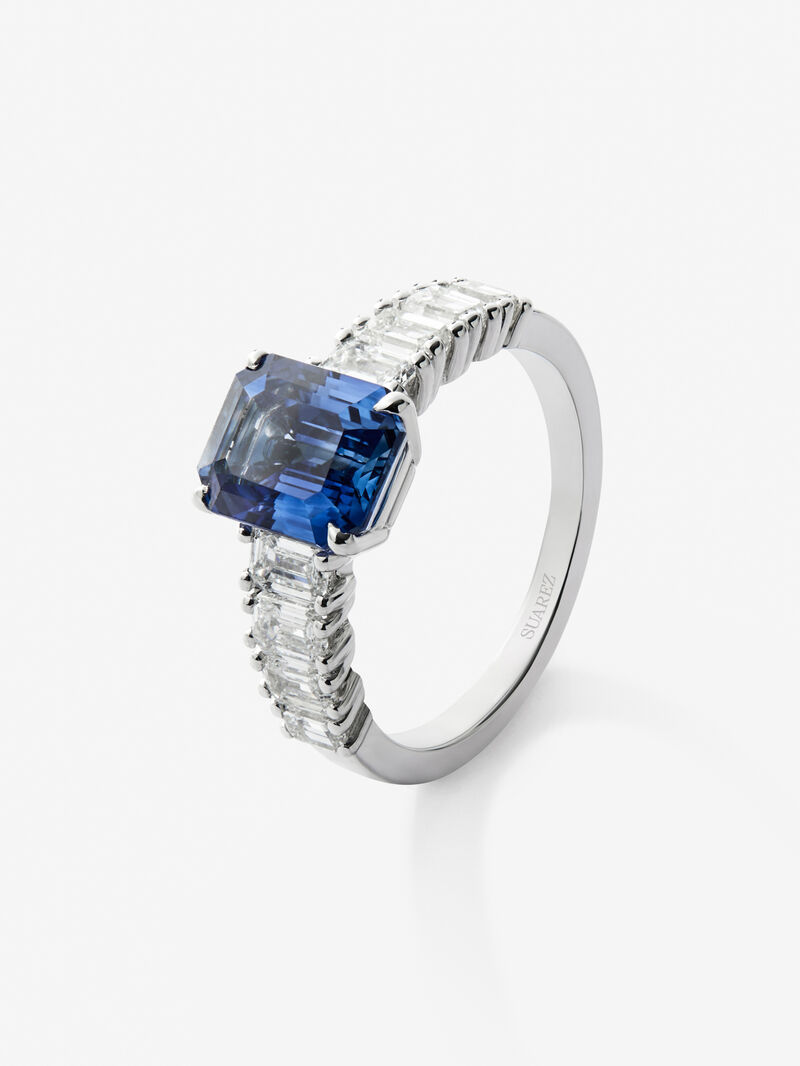 18K white gold solitaire ring with octagonal-cut blue sapphire of 3.11 cts and 8 emerald-cut diamonds with a total of 1.24 cts image number 0