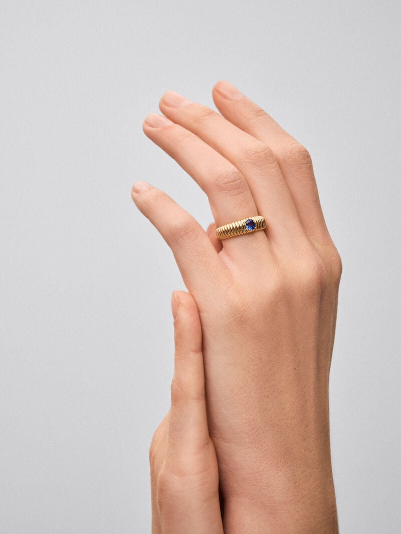 18K Yellow Gold Fluted Ring with Oval Cut Sapphire image number 3