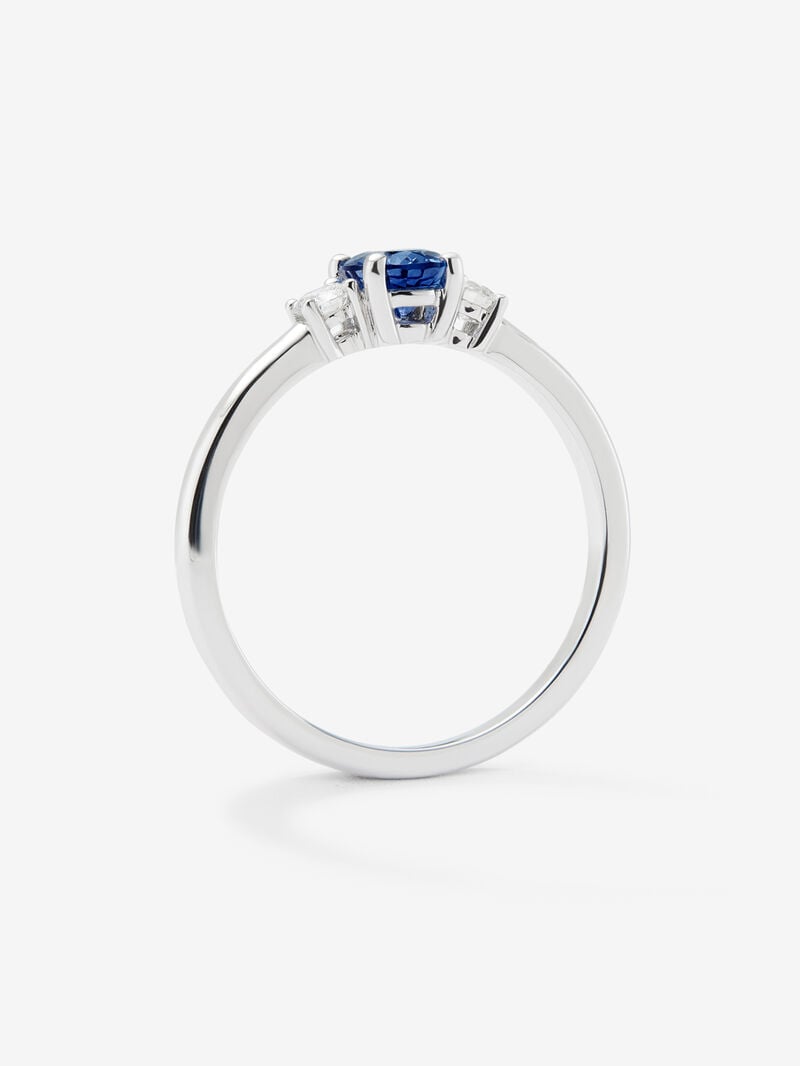 18K white gold triple ring with oval-cut blue sapphire of 0.69 cts and 2 brilliant-cut diamonds with a total of 0.16 cts image number 2