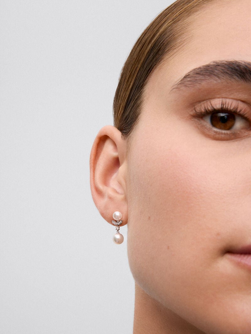 18K white gold earrings with 2 akoya pearls and 14 brilliant-cut diamonds with a total of 0.09 cts image number 3