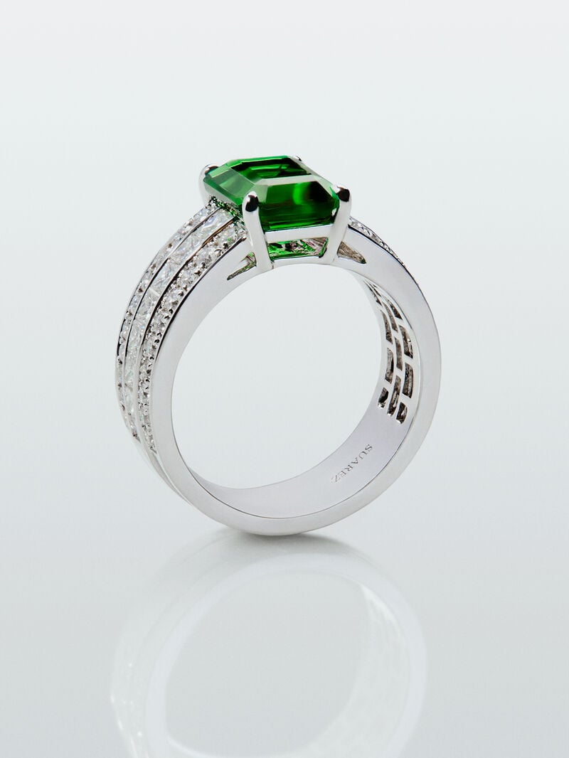 18K white gold ring with octagonal cut emerald of 2.522 cts, 44 brilliant cut diamonds with a total of 0.81 cts and 12 princess cut diamonds with a total of 0.76 cts image number 2