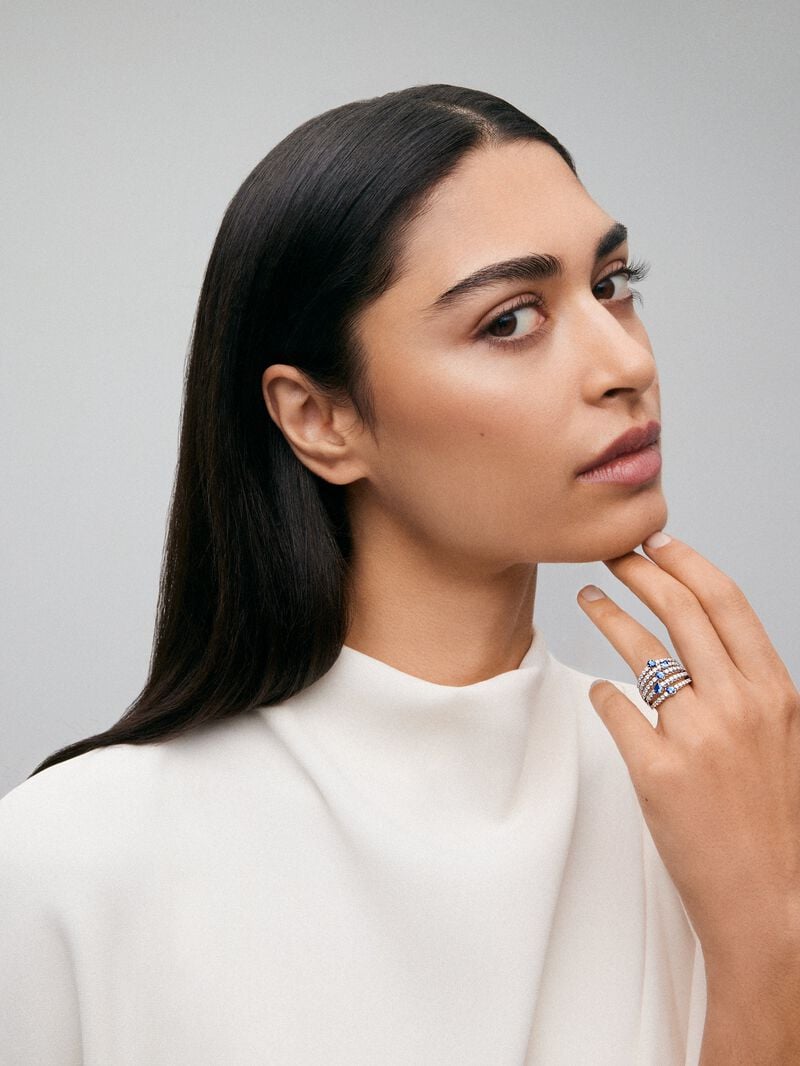 You and me ring in 18K white gold with 5 pear-cut blue sapphires with a total of 1.13 cts and 60 brilliant-cut diamonds with a total of 1 cts image number 5