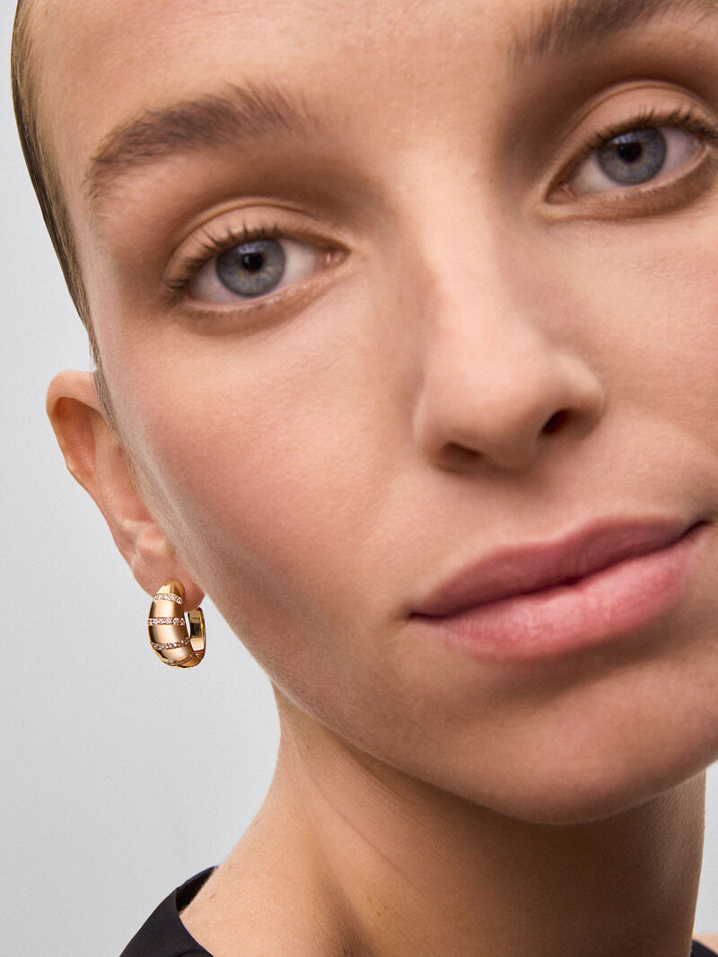 18K Yellow Gold Hoop Earrings with Brilliant-Cut Pavé Diamonds image number 3