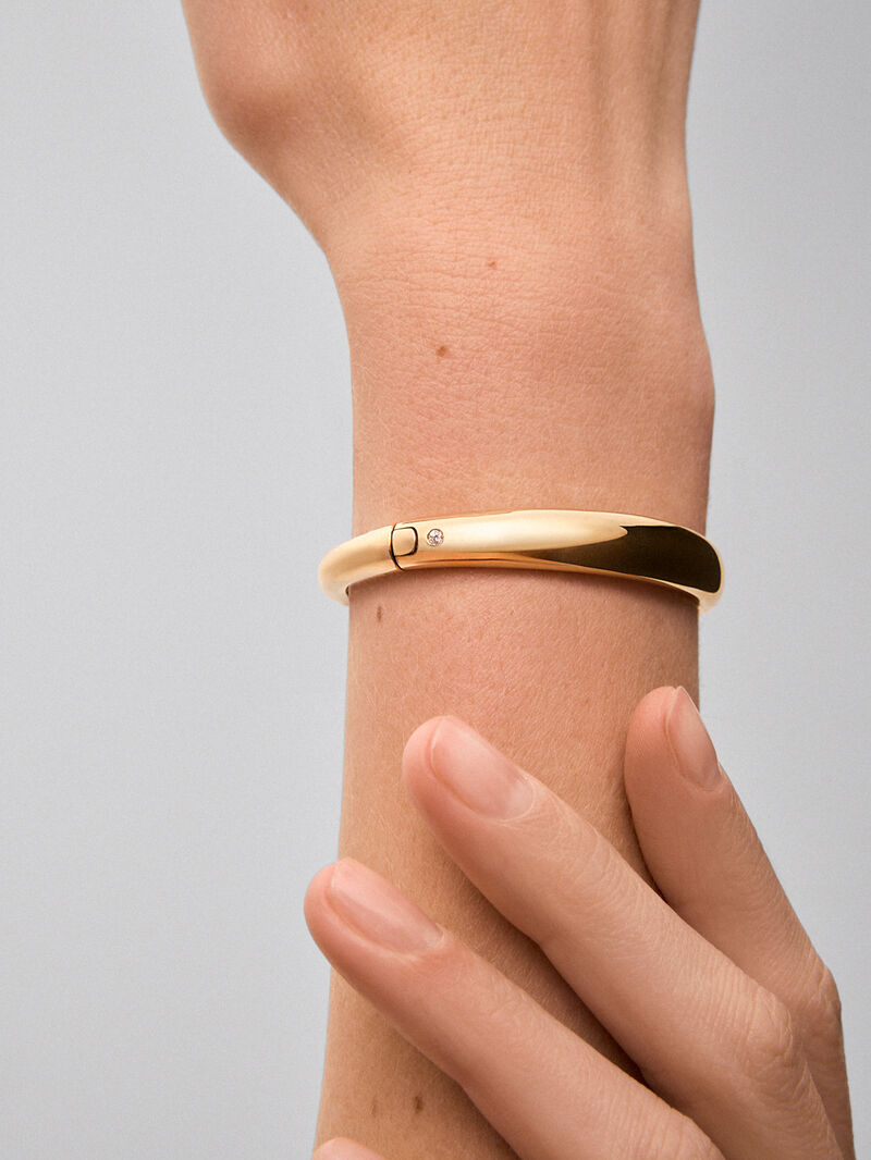 18K Yellow Gold Plain Rigid Bracelet with Diamond image number 3