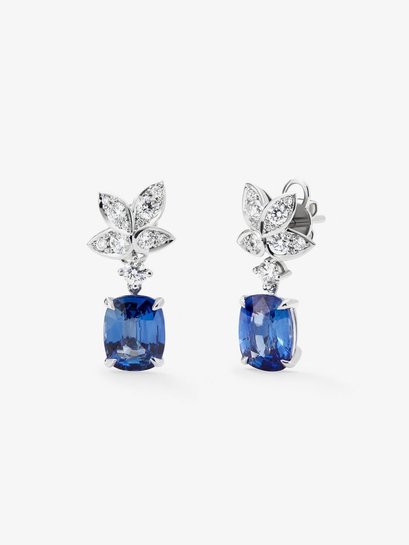 18K white gold earrings with 2 cushion-cut blue sapphires with a total of 6.69 cts and 22 brilliant-cut diamonds with a total of 0.89 cts image number 0
