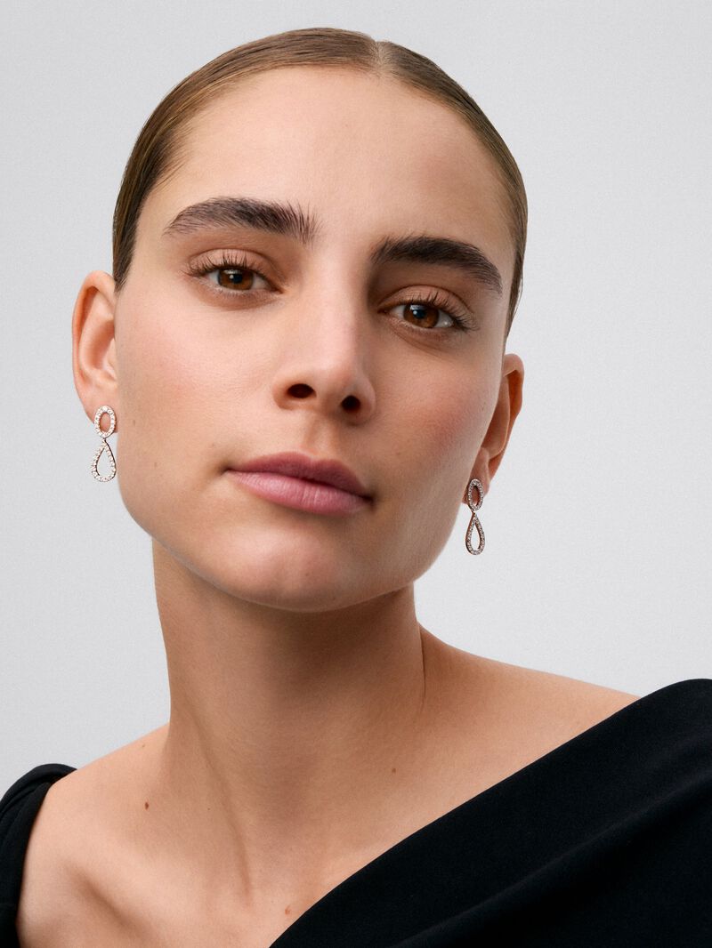Oval double hoop earrings in 18kt white gold with diamonds image number 1