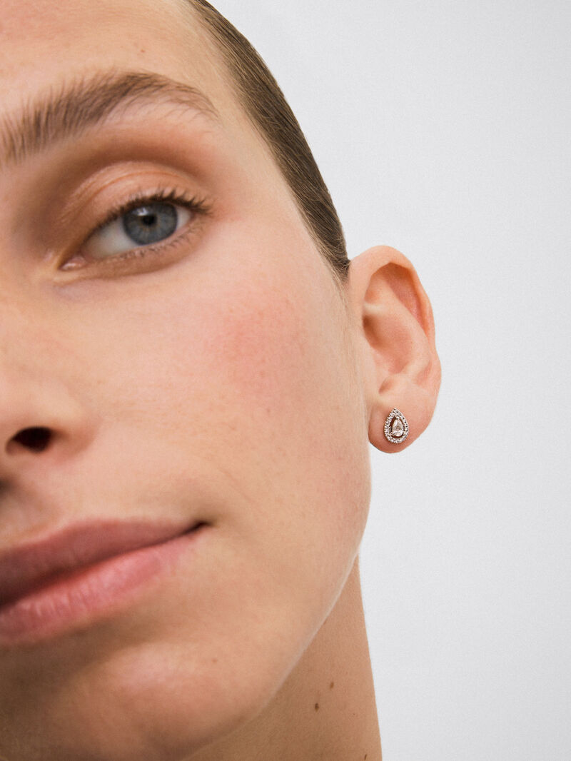 18K white gold earrings with 2 pear-cut diamonds of 0.15 cts and brilliant-cut diamonds with a total of 0.13 cts image number 1