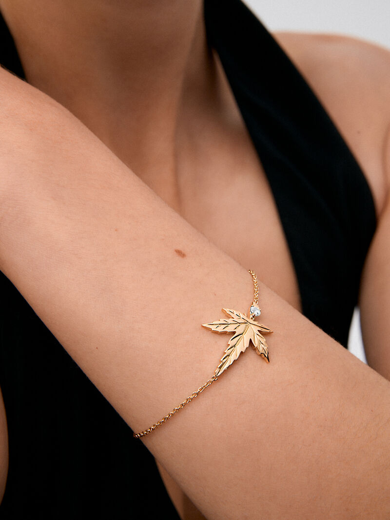 18K yellow gold bracelet with a 0.08 ct brilliant-cut diamond, in a maple leaf design image number 3