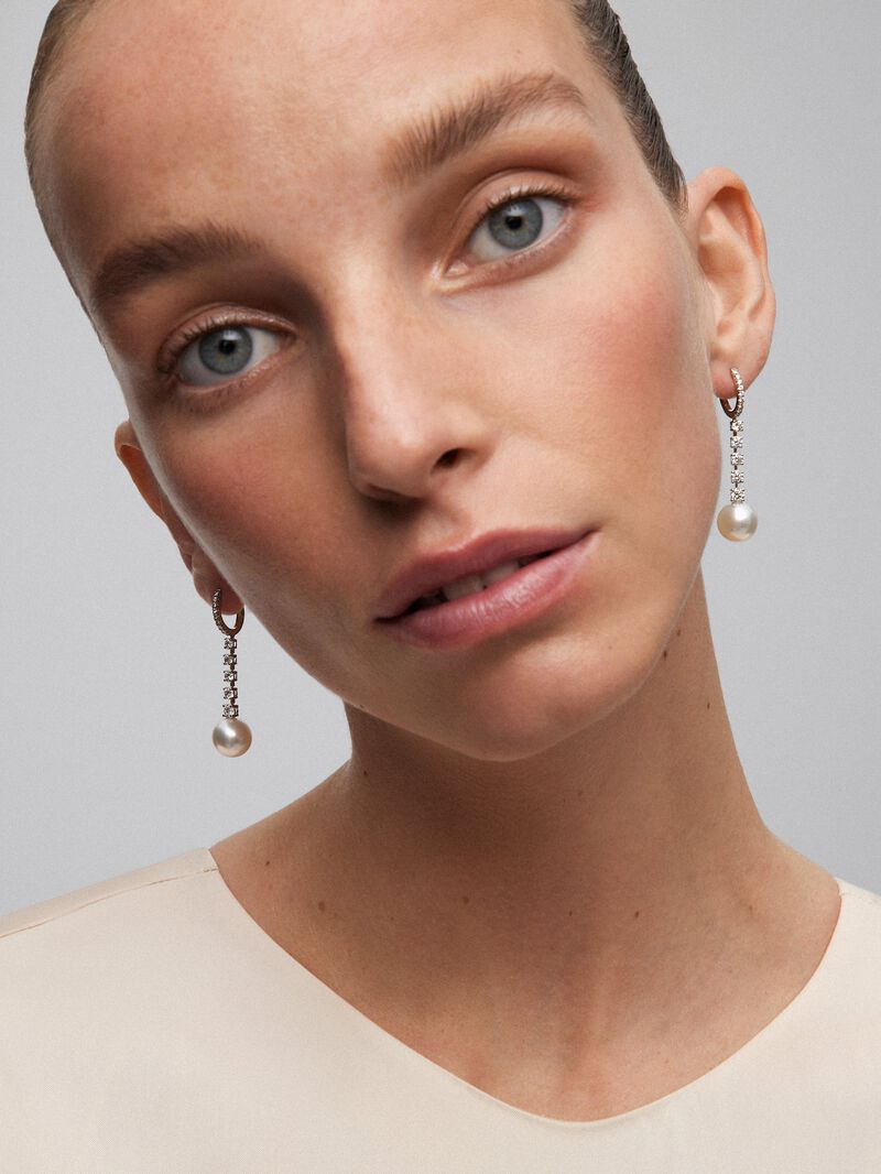 18K white gold earrings with 0.4 ct brilliant-cut diamonds and 10.5 mm Australian pearls image number 1