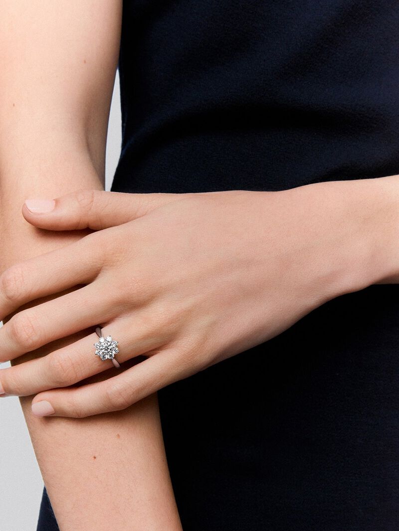18K white gold ring with central brilliant-cut diamond of 0.5 cts and border of 8 brilliant-cut diamonds with a total of 0.69 cts in the shape of a star image number 3