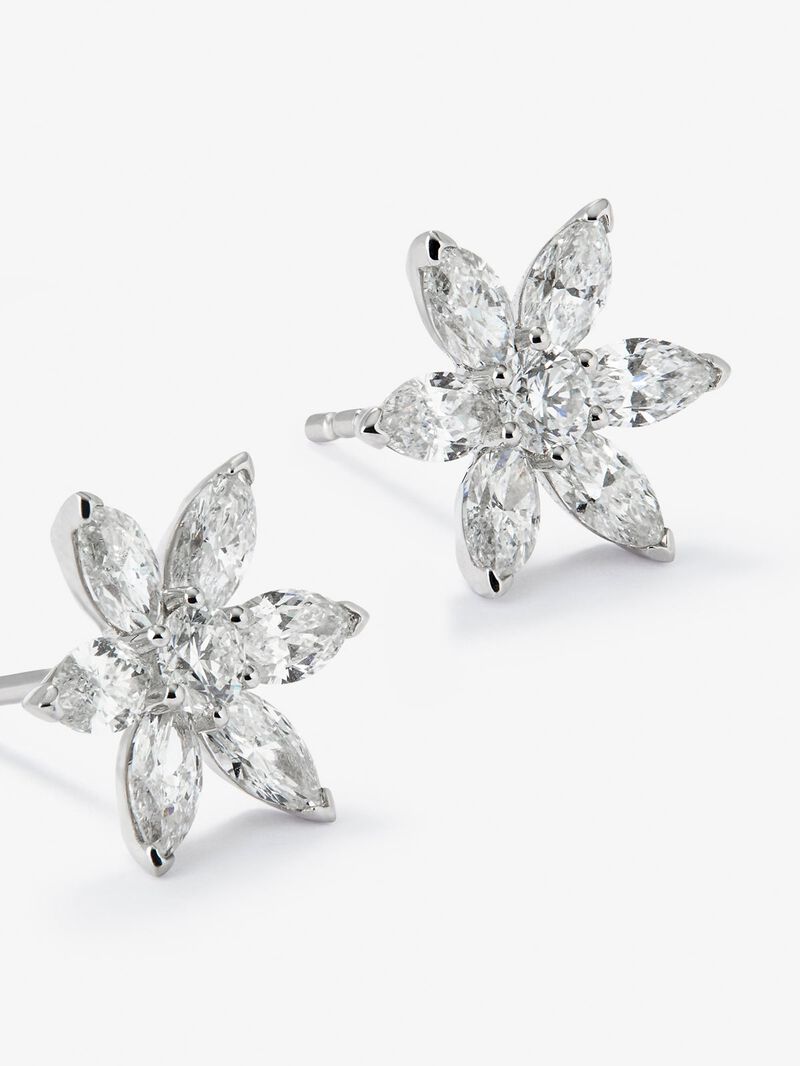 18k White Gold Flower with Diamonds image number 2