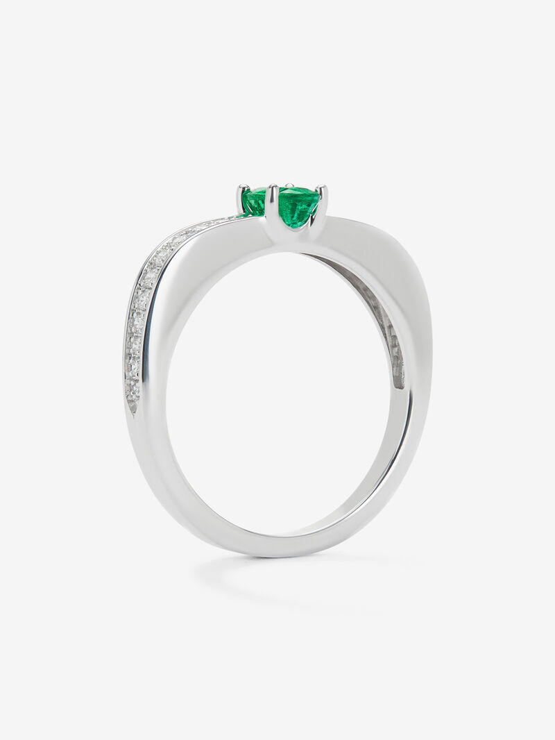 18K white gold ring with oval-cut emerald of 0.39 cts and 22 brilliant-cut diamonds with a total of 0.16 cts image number 2