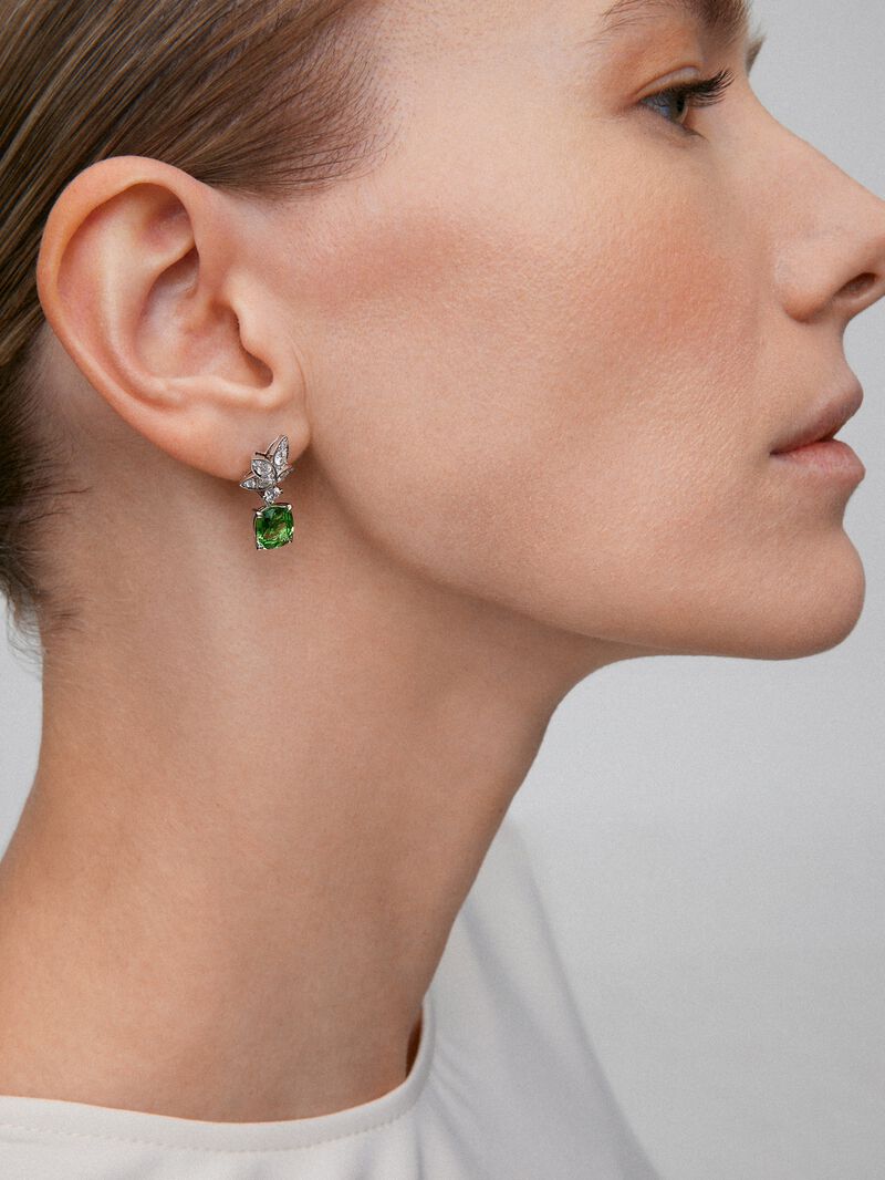 18K white gold earrings with 2 cushion-cut green tsavorites and 22 pear-cut diamonds with a total of 0.82 cts image number 3