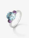 Anillo tresillo de plata con piedras topacio azul Sky central y amatistas moradas, SO21012-AGSKYAM
