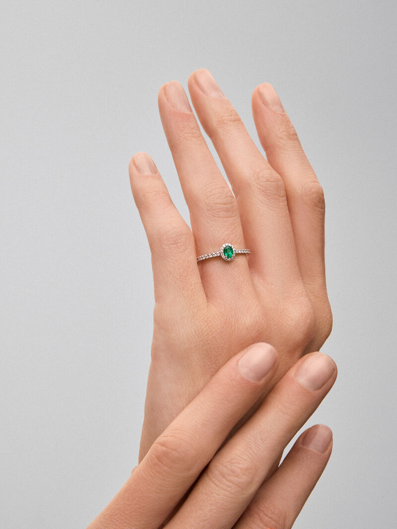 18K white gold ring with a 0.25 ct oval-cut green emerald and brilliant-cut diamond border totaling 0.25 cts image number 3