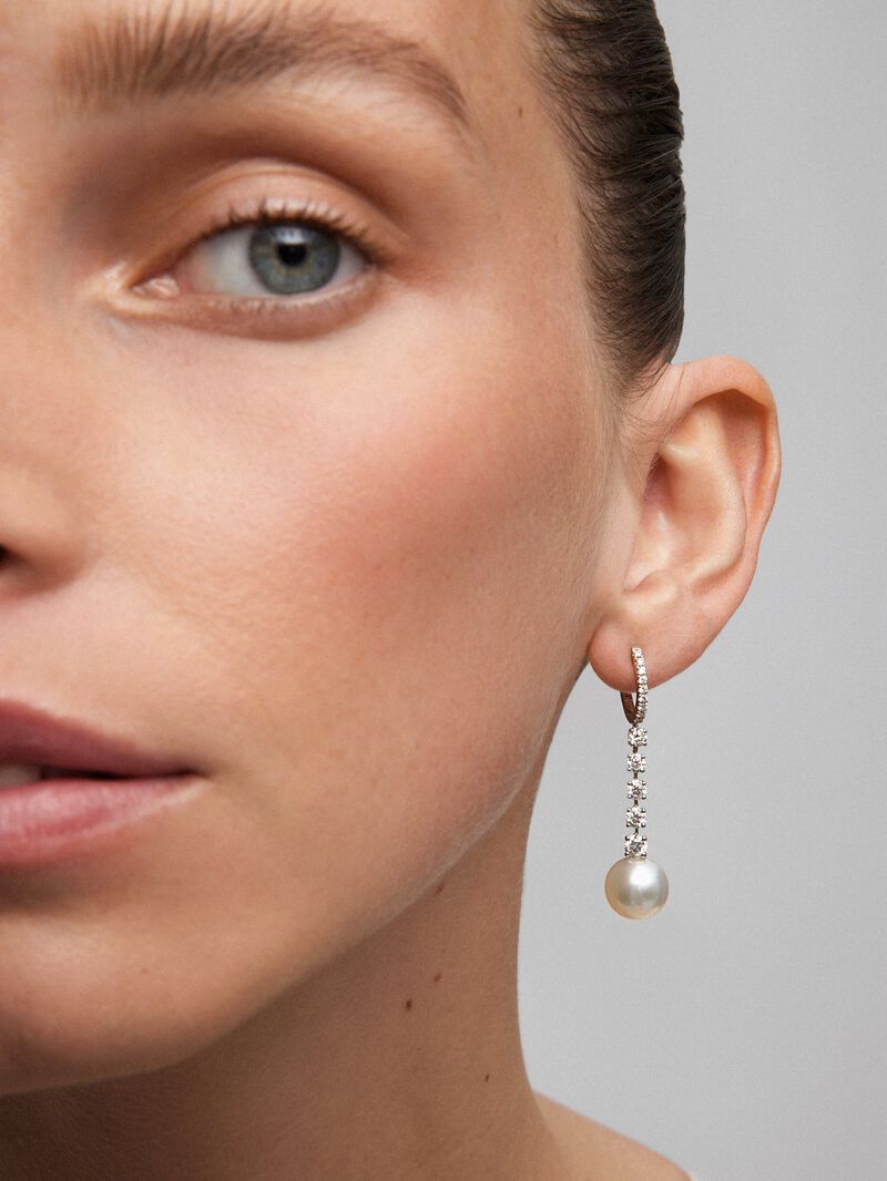 18K white gold earrings with 0.4 ct brilliant-cut diamonds and 10.5 mm Australian pearls image number 3
