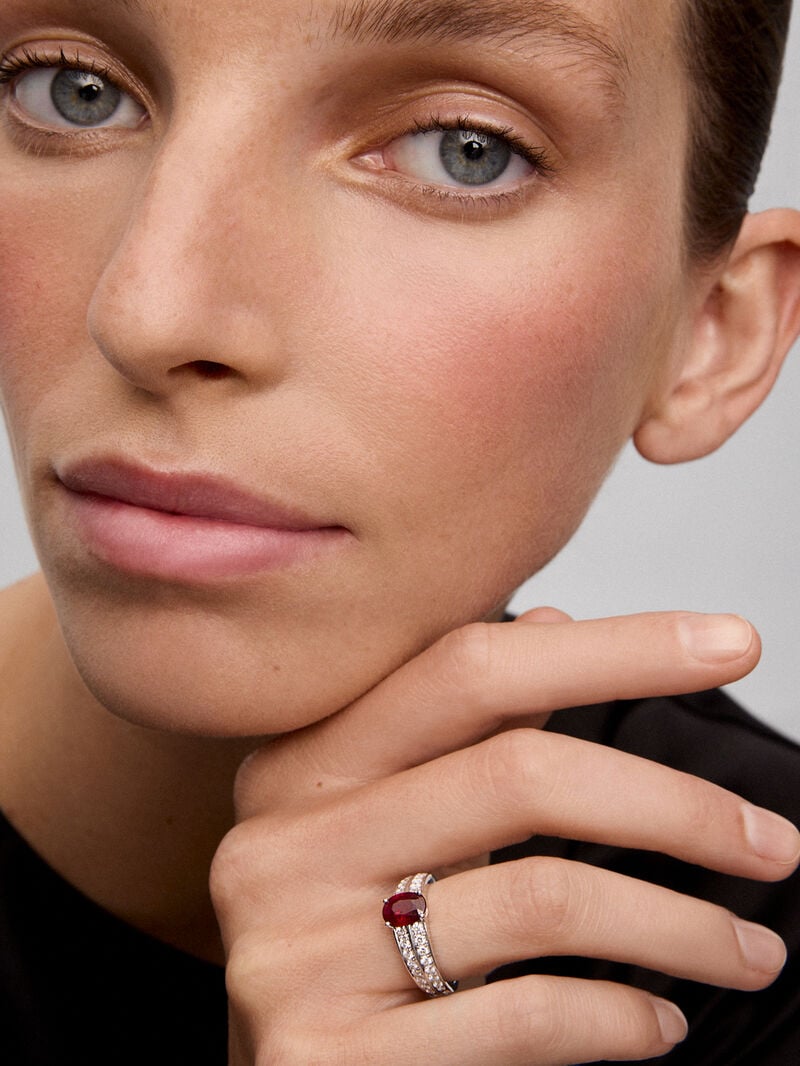 18K white gold ring with oval-cut ruby ​​of 1.055 cts and 40 brilliant-cut diamonds with a total of 0.31 cts image number 1