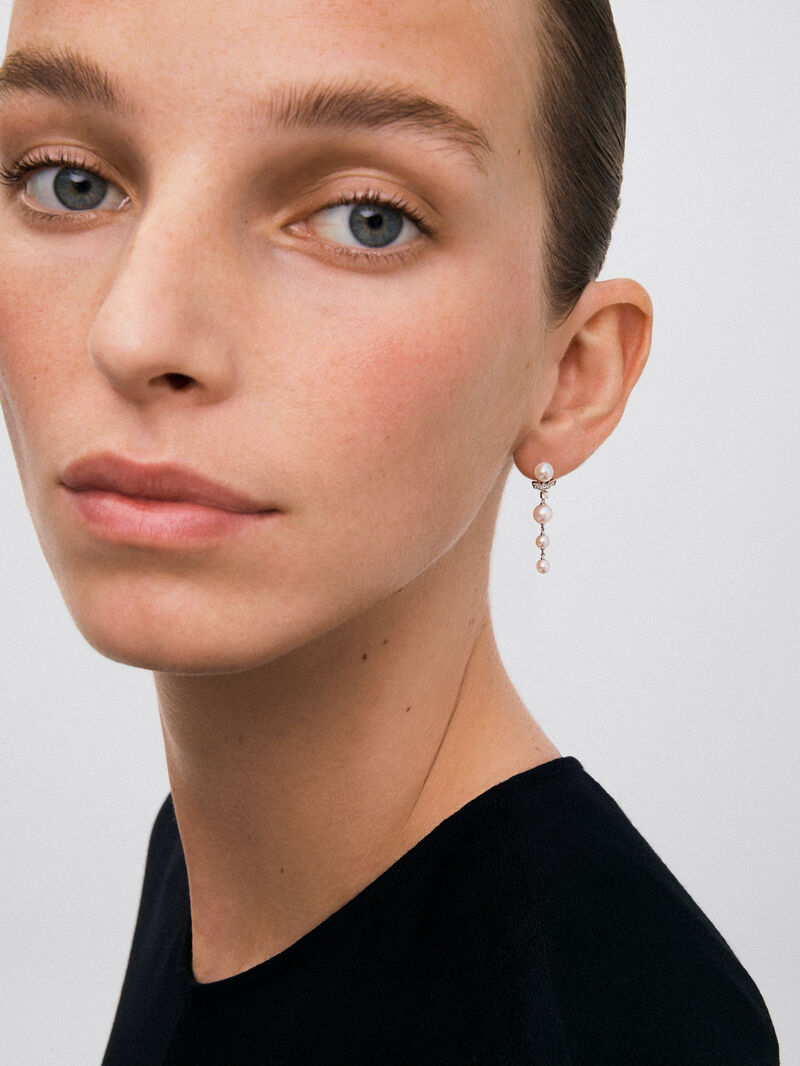 18k white gold long earrings with Akoya pearls and diamonds image number 1