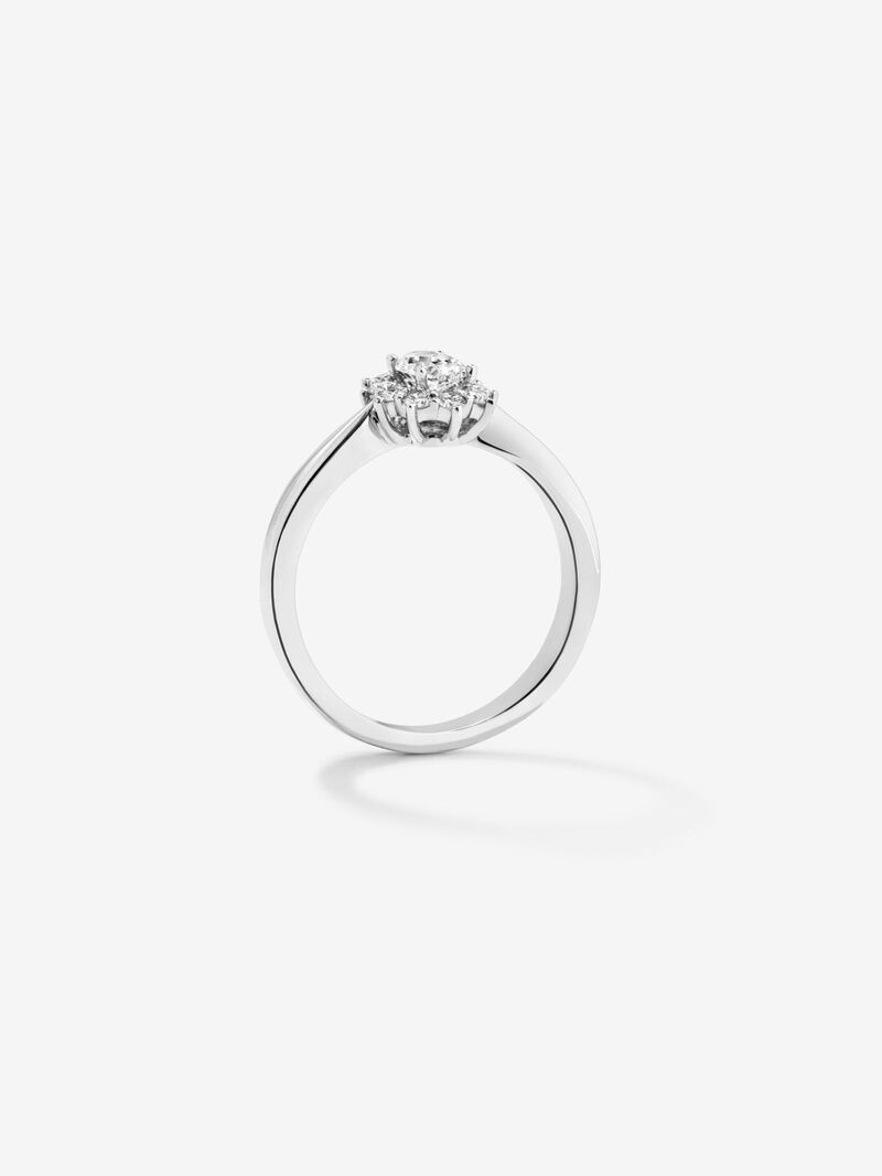 18K white gold ring with a central oval-cut white diamond of 0.3 cts and a border of 10 brilliant-cut diamonds with a total of 0.18 cts image number 4