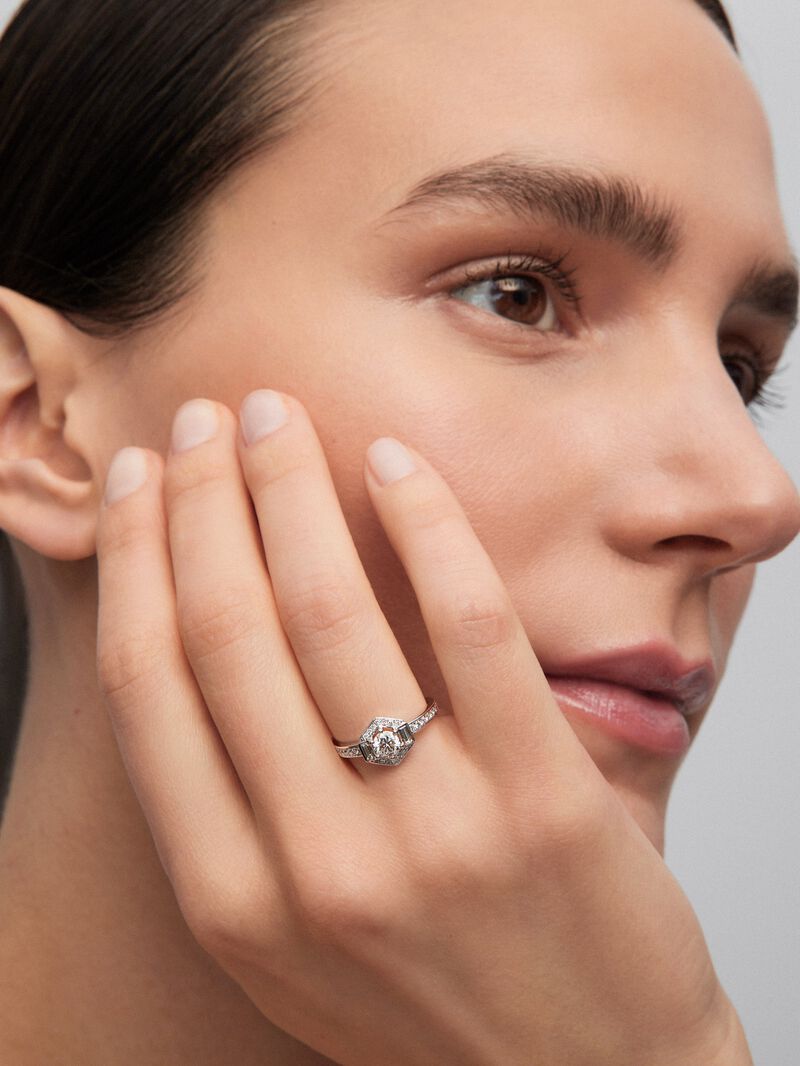18K white gold ring with central brilliant-cut diamond of 0.4 cts and border with 2 baguette-cut diamonds with a total of 0.14 cts and 30 brilliant-cut diamonds with a total of 0.19 cts image number 1