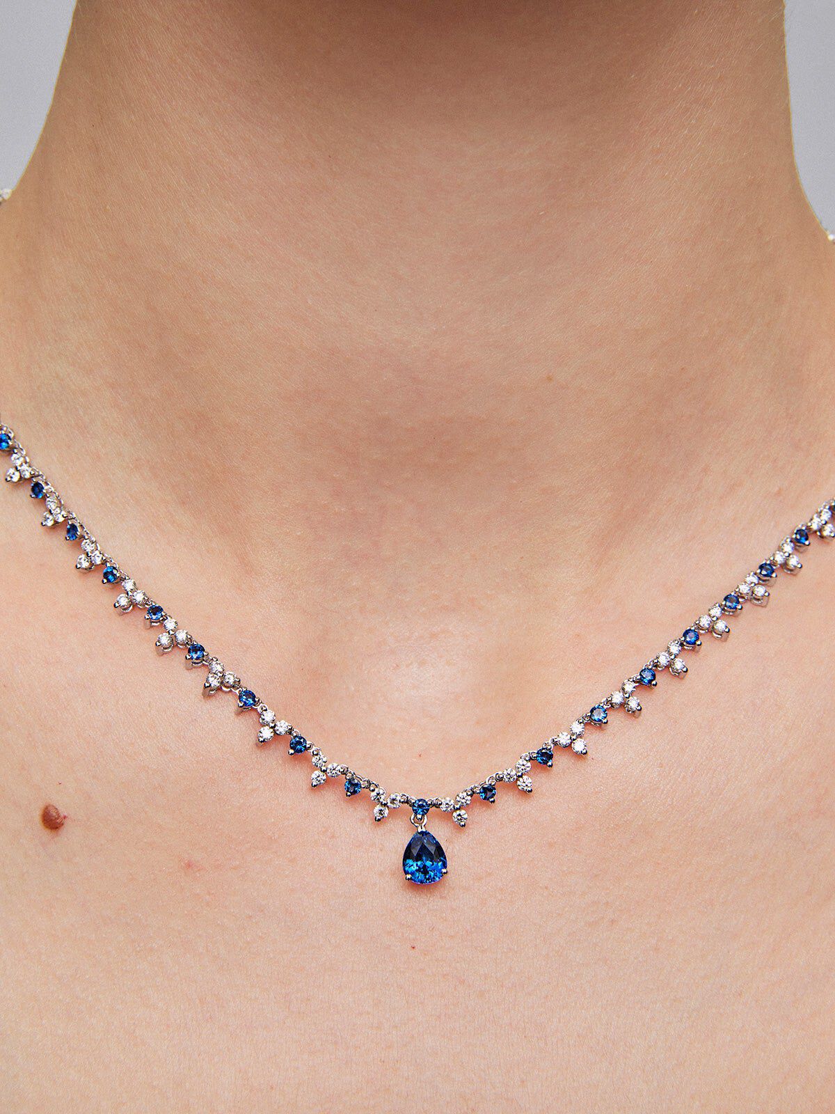 18K white gold necklace with Royal blue sapphire in 1.25 cts pear size blue sapphires in 2.96 and white diamonds in bright size of 4.27 cts Suarez