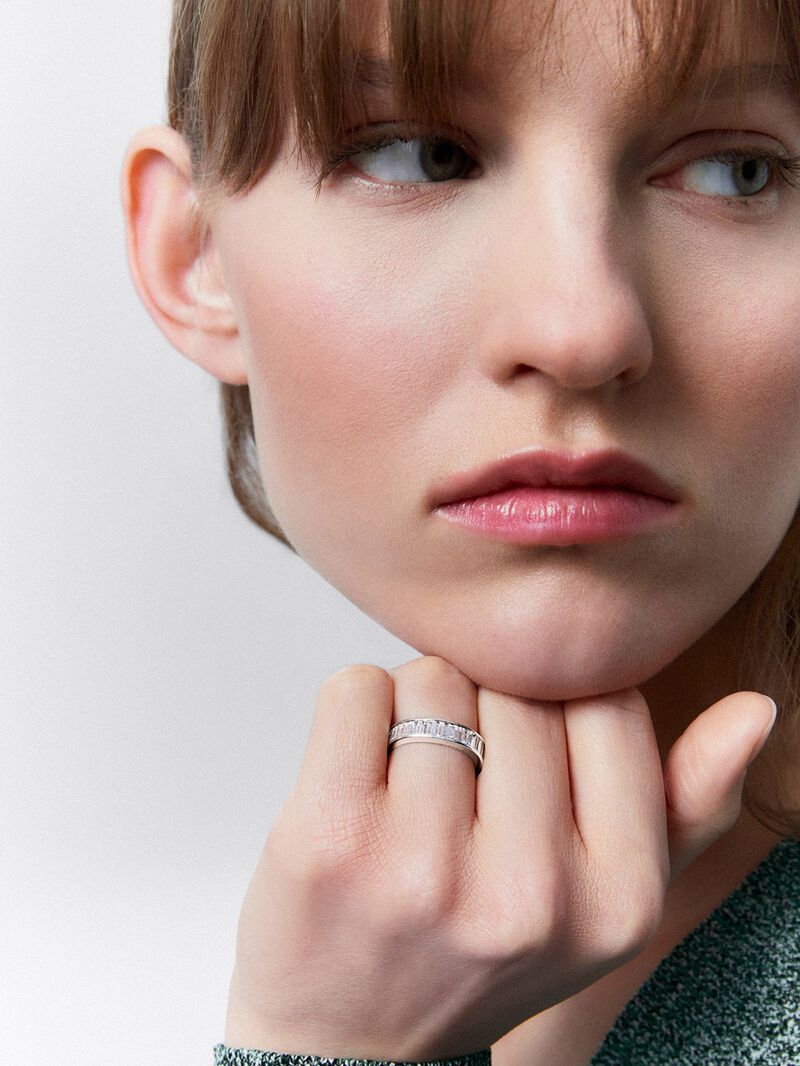 Half ring in 18K white gold with baguette-cut diamonds with a total of 1.83 cts image number 1