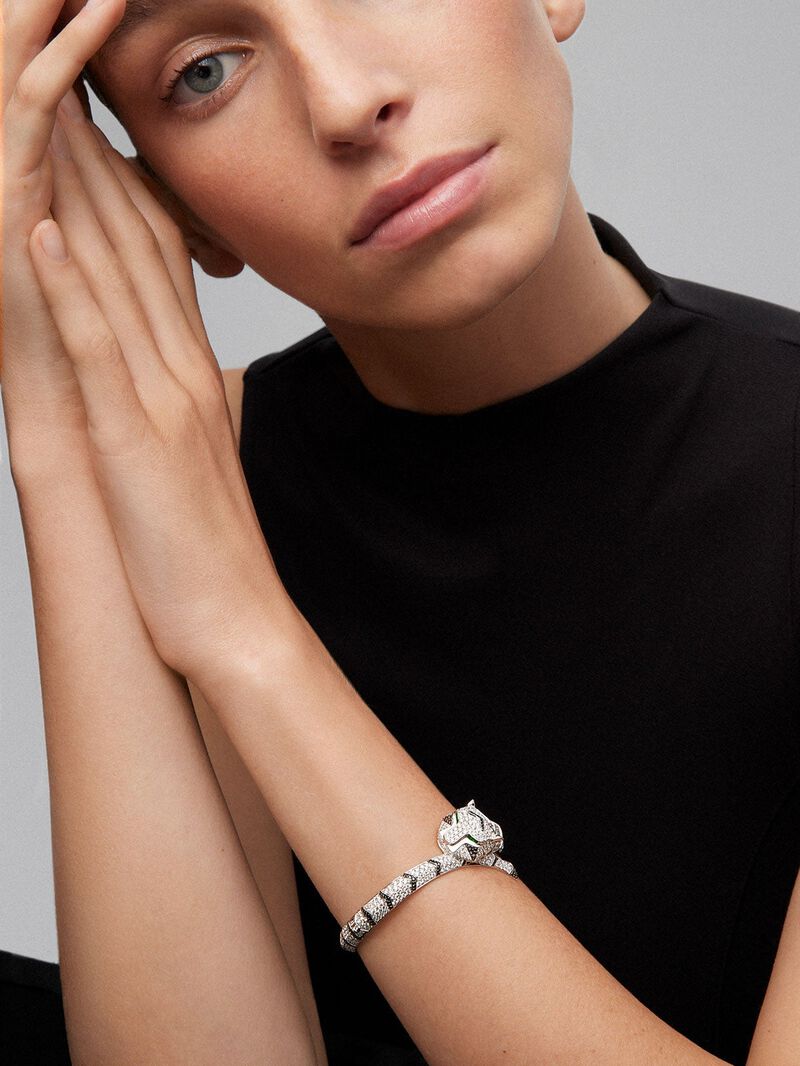 Rigid 18K white gold bracelet with 747 brilliant-cut white diamonds with a total of 8.17 cts, 241 brilliant-cut black diamonds with a total of 1.49 cts and 2 trapezoid-cut emeralds with a total of 0.13 tiger shaped cts image number 2