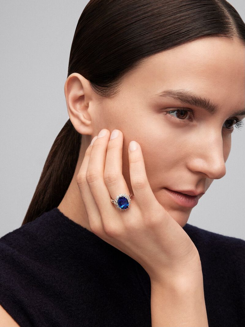 18K white gold ring with vivid blue sapphire in oval cut of 5.01 cts and 10 heart-cut diamonds with a total of 1.06 cts image number 1