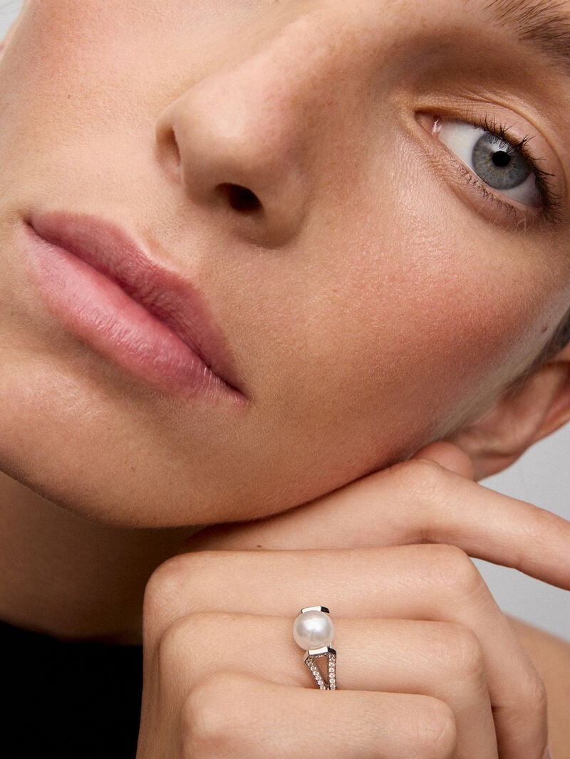 18K white gold ring with 8mm akoya pearl and 60 brilliant-cut diamonds with a total of 0.23 cts image number 4