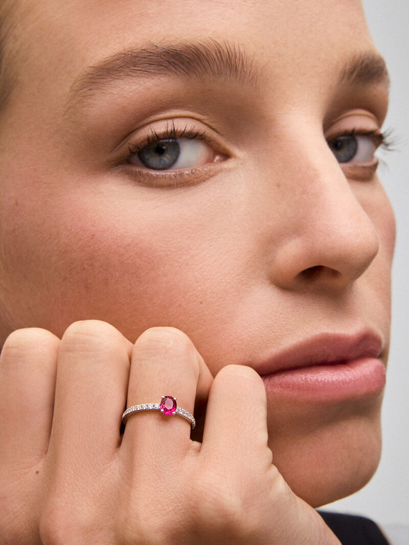 18K white gold ring with oval-cut red ruby ​​of 0.63 cts and 16 brilliant-cut diamonds with a total of 0.22 cts image number 3