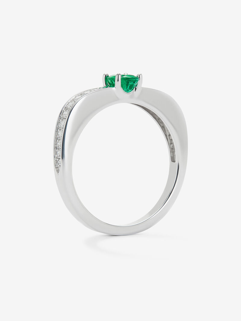 18K white gold ring with oval-cut emerald of 0.39 cts and 22 brilliant-cut diamonds with a total of 0.16 cts image number 2