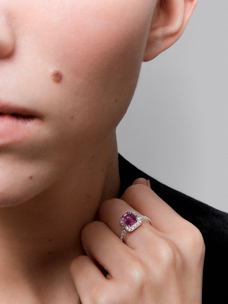 18K white gold ring with octagonal-cut pink sapphire of 1.97 cts and border and arm of 2 baguette-cut diamonds with a total of 0.2 cts and 28 brilliant-cut diamonds with a total of 0.6 cts image number 1