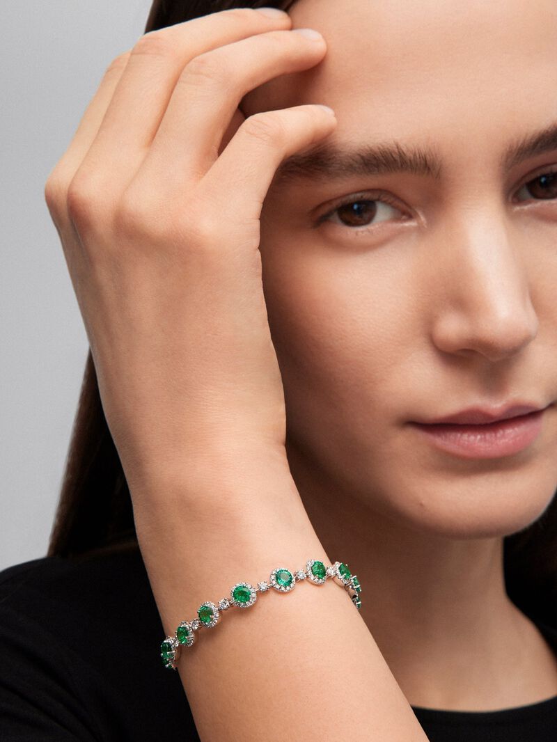 18K white gold bracelet with 16 brilliant-cut emeralds with a total of 5.58 cts and 208 brilliant-cut diamonds with a total of 2.73 cts image number 0