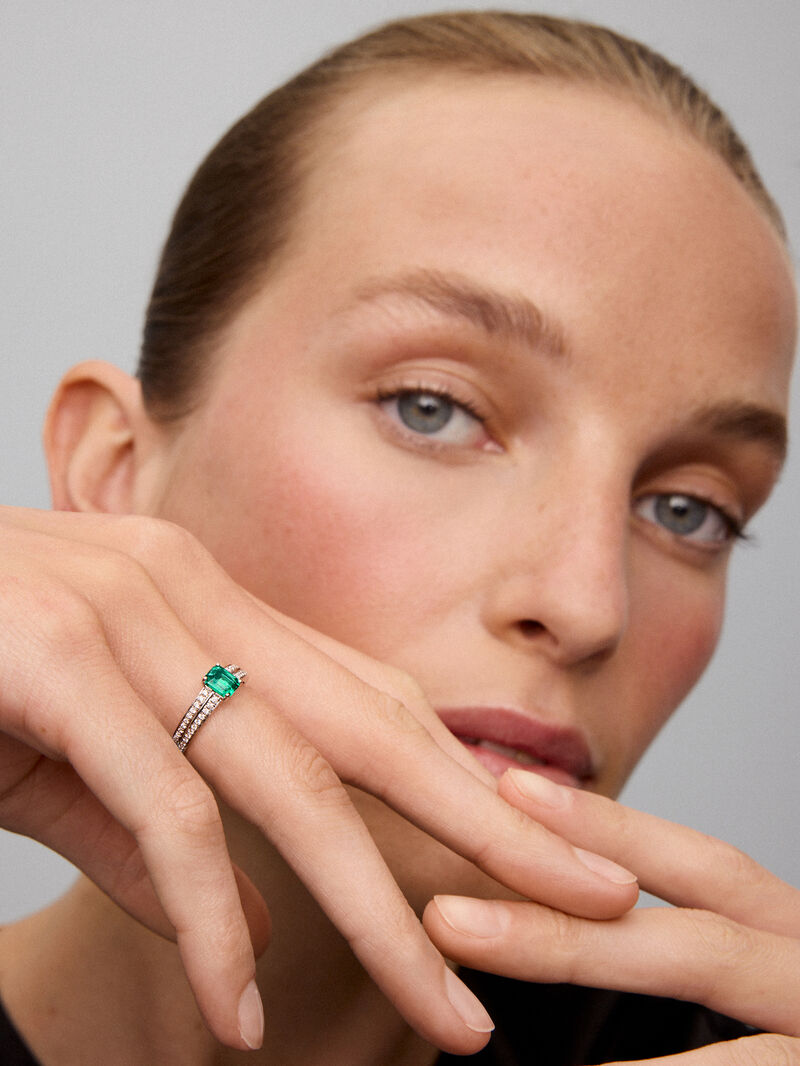 18K white gold ring with octagonal cut emerald of 0.62 cts and 52 brilliant cut diamonds with a total of 0.19 cts image number 1
