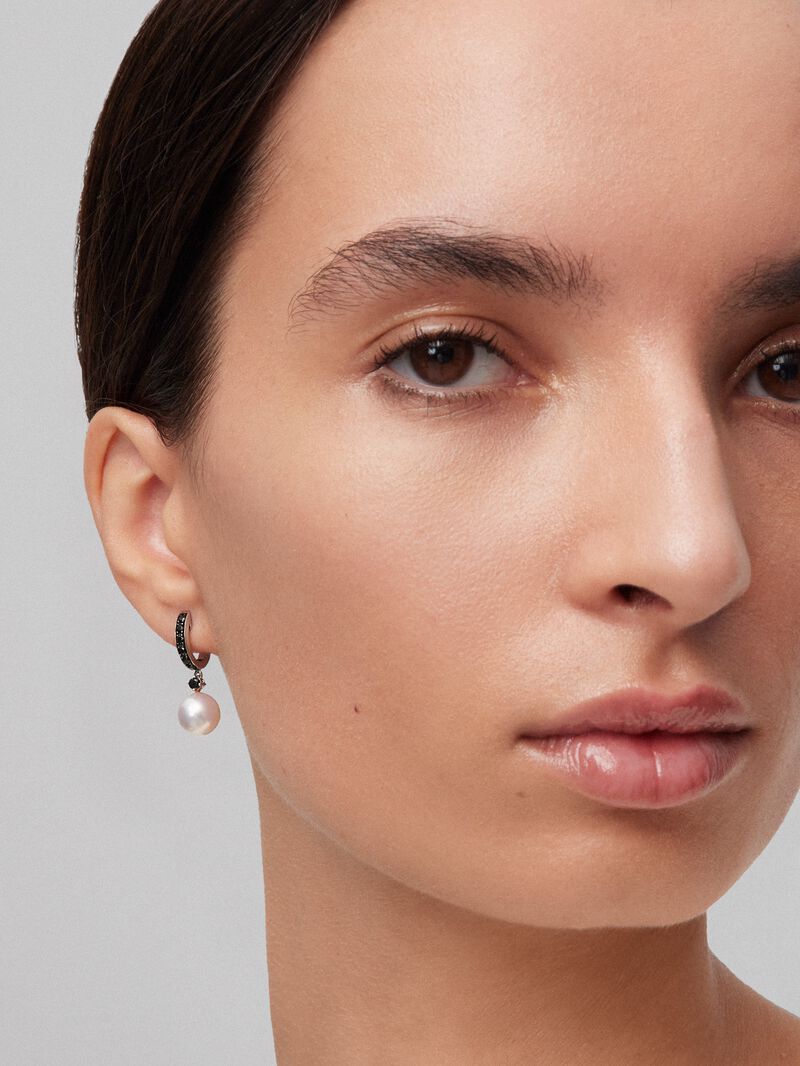 925 Silver hoop earring combined with 8.5 mm Akoya pearl and spinel. image number 1