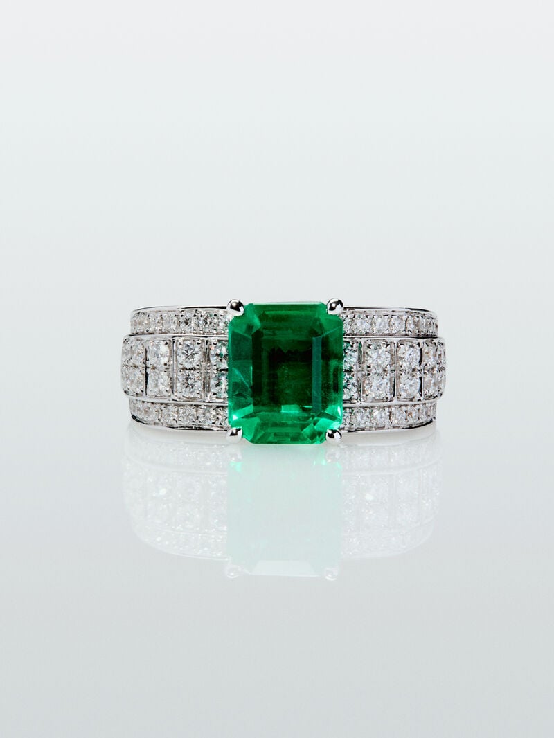 18K white gold ring with octagonal cut emerald of 2.73 cts and 124 brilliant cut diamonds with a total of 0.861 cts image number 1