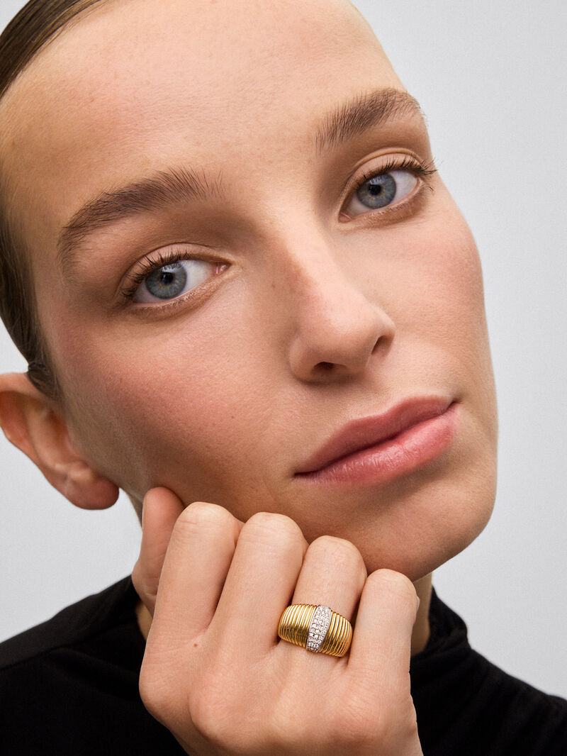 18K Yellow Gold Fluted Ring with Pavé Diamond image number 3