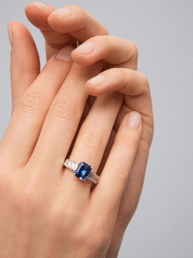 18K white gold solitaire ring with octagonal-cut blue sapphire of 3.11 cts and 8 emerald-cut diamonds with a total of 1.24 cts image number 3