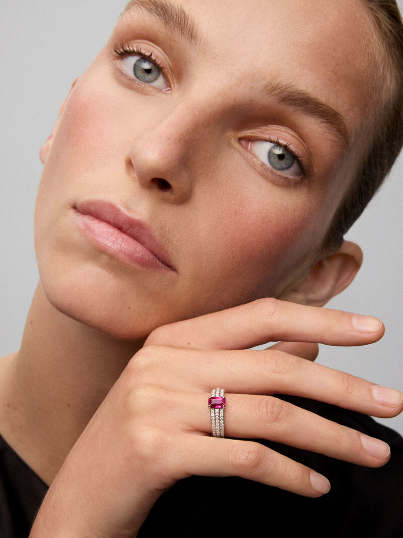 18K white gold ring with octagonal-cut pigeon blood ruby ​​of 1.28 cts and 68 brilliant-cut diamonds with a total of 0.39 cts image number 1