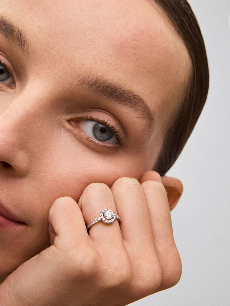 18K white gold ring with central brilliant-cut diamond of 0.5 cts and arm and border of 26 brilliant-cut diamonds with a total of 0.43 cts image number 1