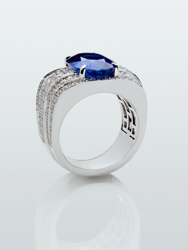 18K white gold ring with oval-cut royal blue sapphire of 5.515 cts and 190 brilliant-cut diamonds with a total of 1.26 cts image number 4